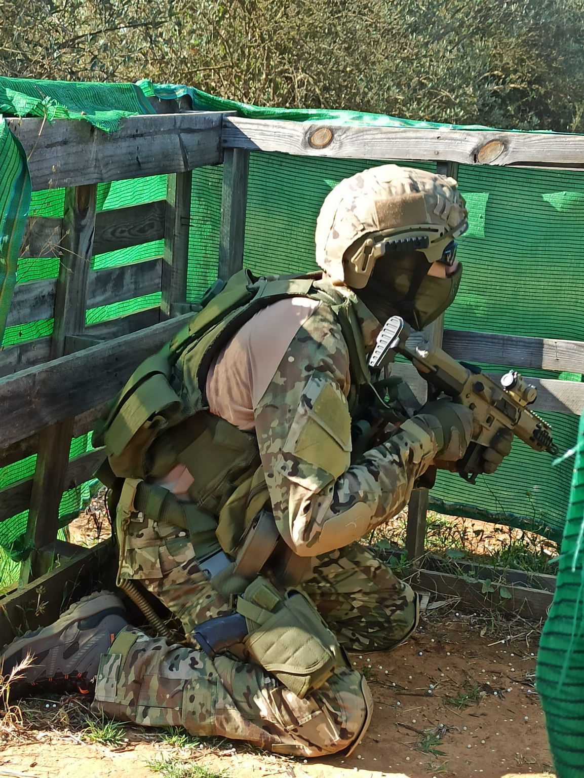 Jugado de airsfot con m4 en un parapeto
